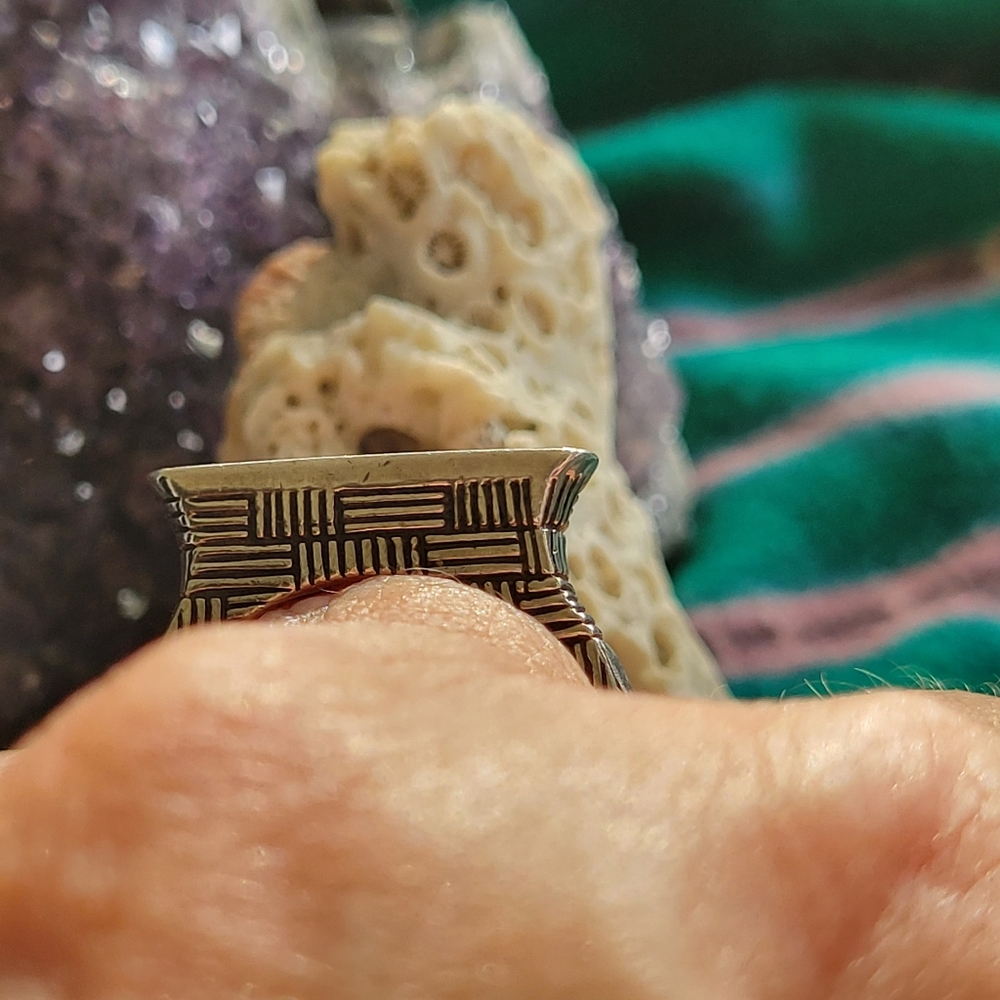 Beautiful sterling silver ring with genuine shell inlay. - Picture 3 of 8